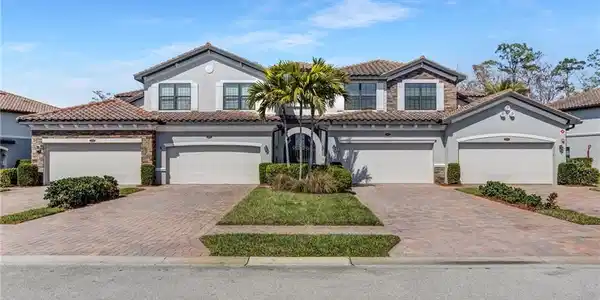 9484 Casoria CT