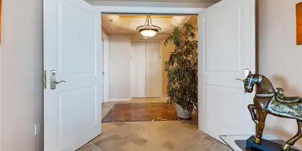 Image 3: Foyer / Entry