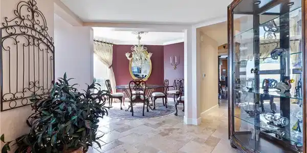 Image 4: Foyer