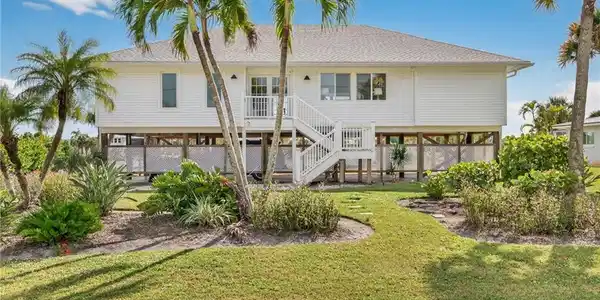 3311 Twin Lakes LN