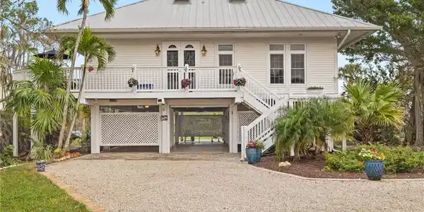272 Ferry Landing DR