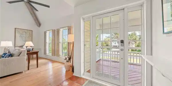 Image 3: Front entry