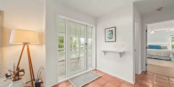 Image 4: Front entry