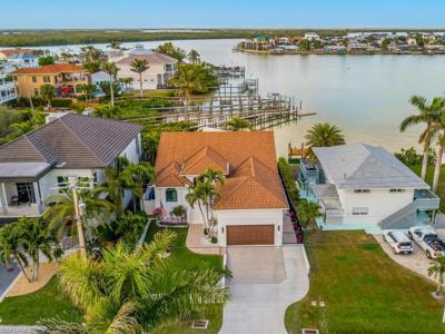 33 Pelican ST W