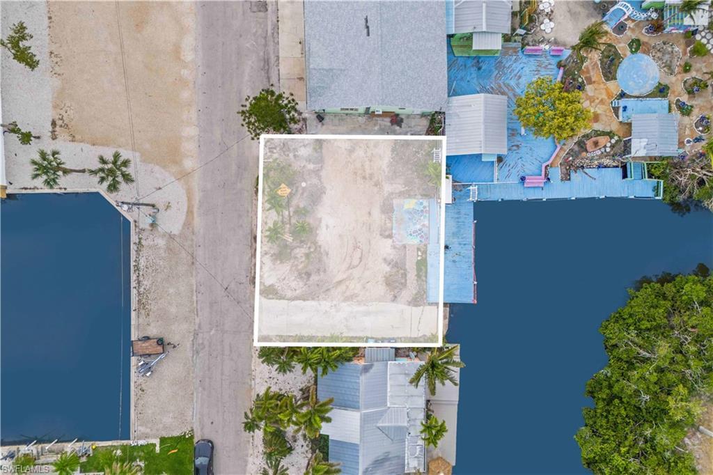 Image 2: This prime waterfront lot in the heart of Matlacha!