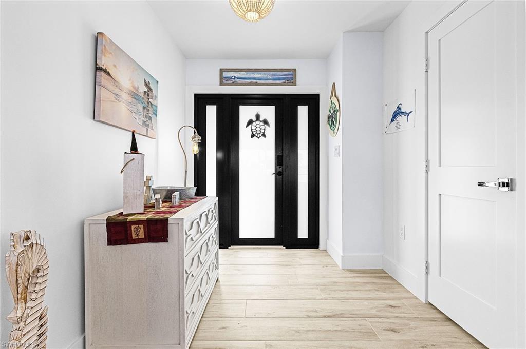 Image 4: FOYER