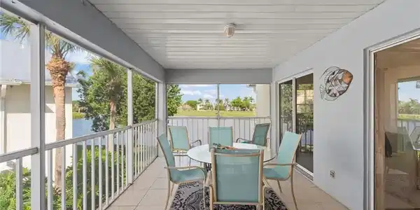 Image 2: Perfect for outdoor snacks, dining or games