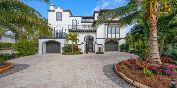 1004 Bayview DR