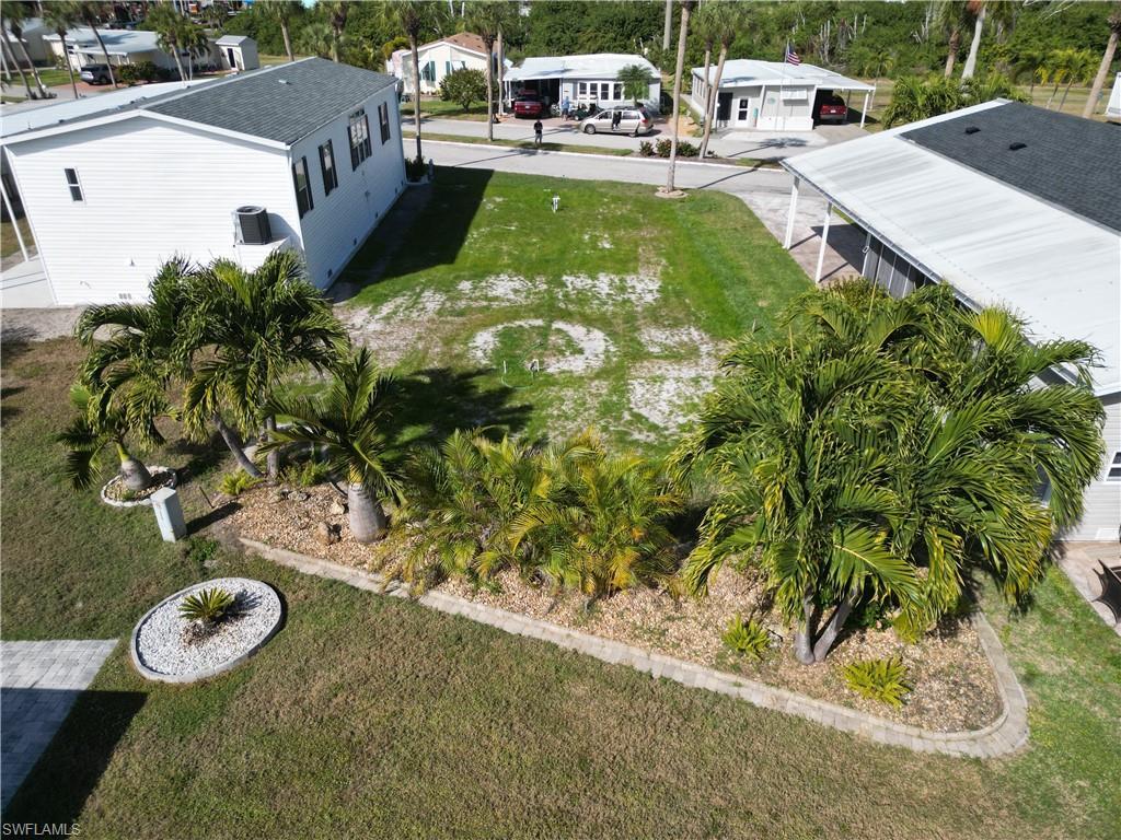 Image 3: Lovely landscaping in the back