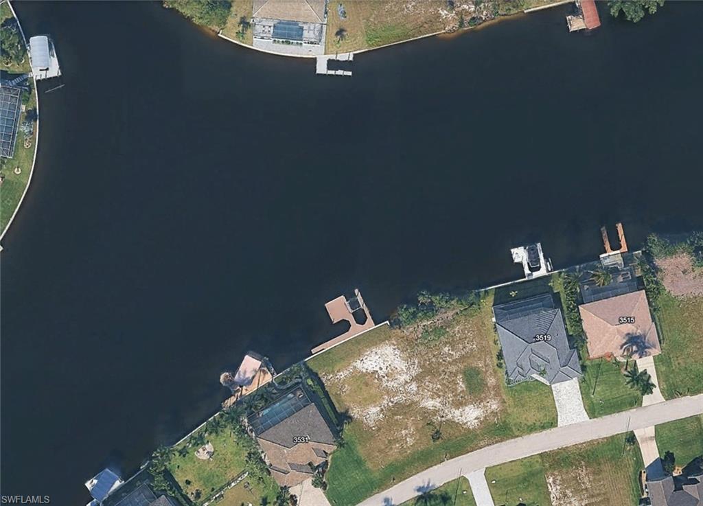 Image 4: Wide intersecting canal views!