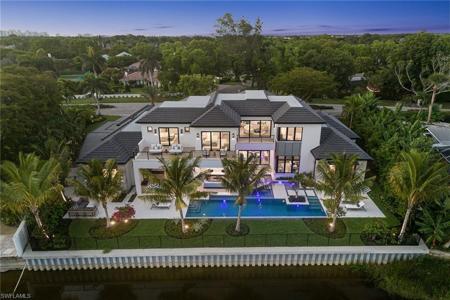 584 Banyan BLVD
