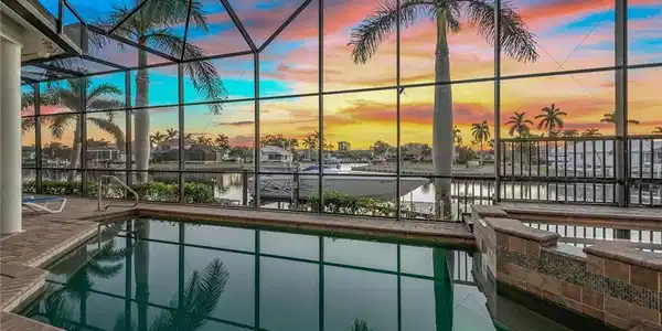 330 Edgewater CT