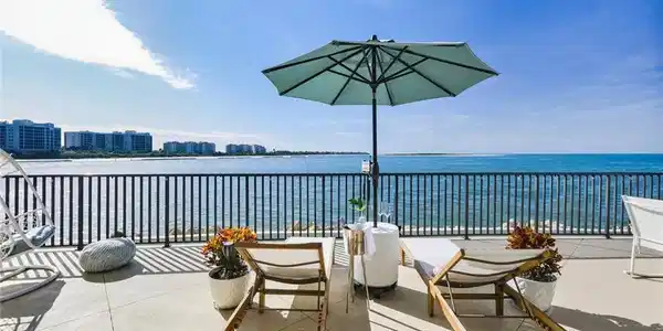 601 La Peninsula BLVD