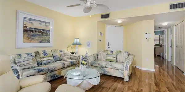 Image 4: Laminate flooring