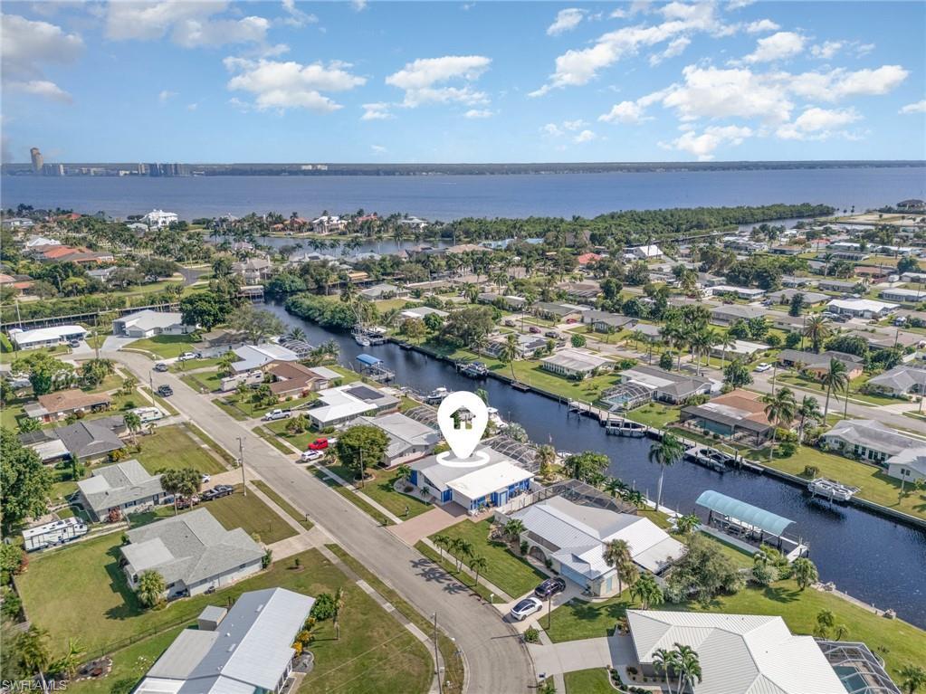 Image 2: Beautifully updated waterfront home located 5 minutes from open water. Sailboat access.