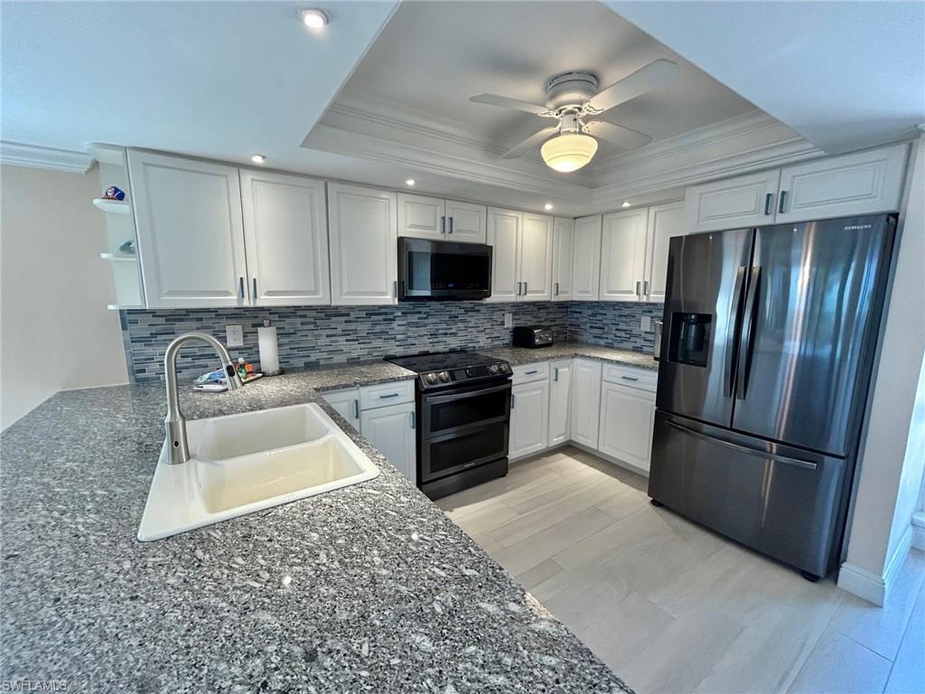 Image 3: Kitchen