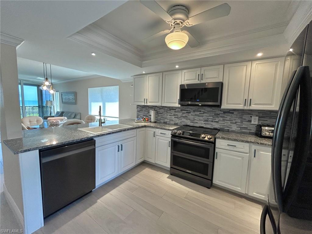 Image 4: Kitchen