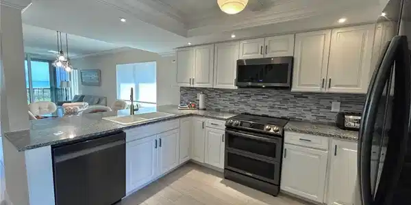 Image 4: Kitchen
