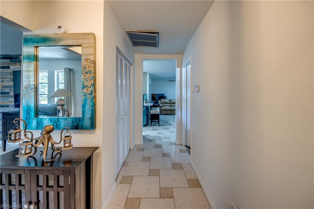 Image 3: Hall with baseboards