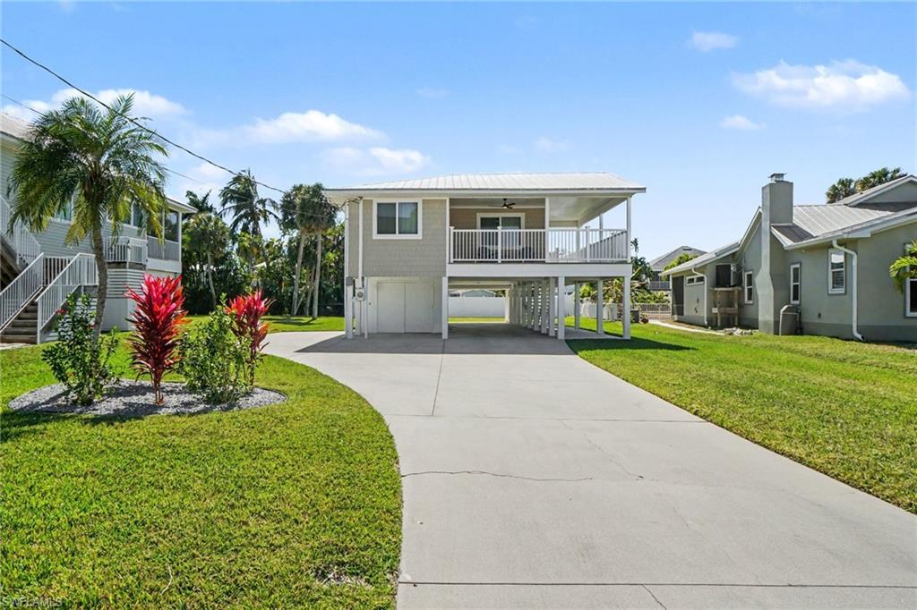 Image 2: Huge driveway for plenty of parking and room for your boat.