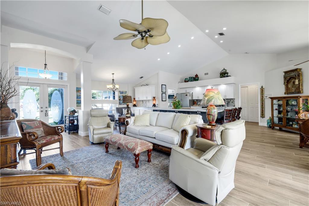 Image 4: Living Room
