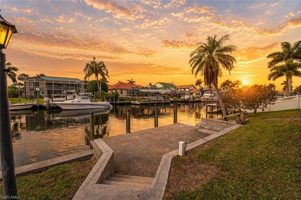 Image 2: Wide Western Exposure to Enjoy All the Sunsets