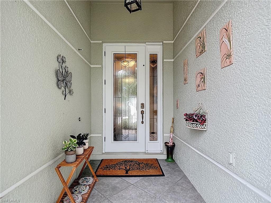 Image 2: Screened Tiled Entry
