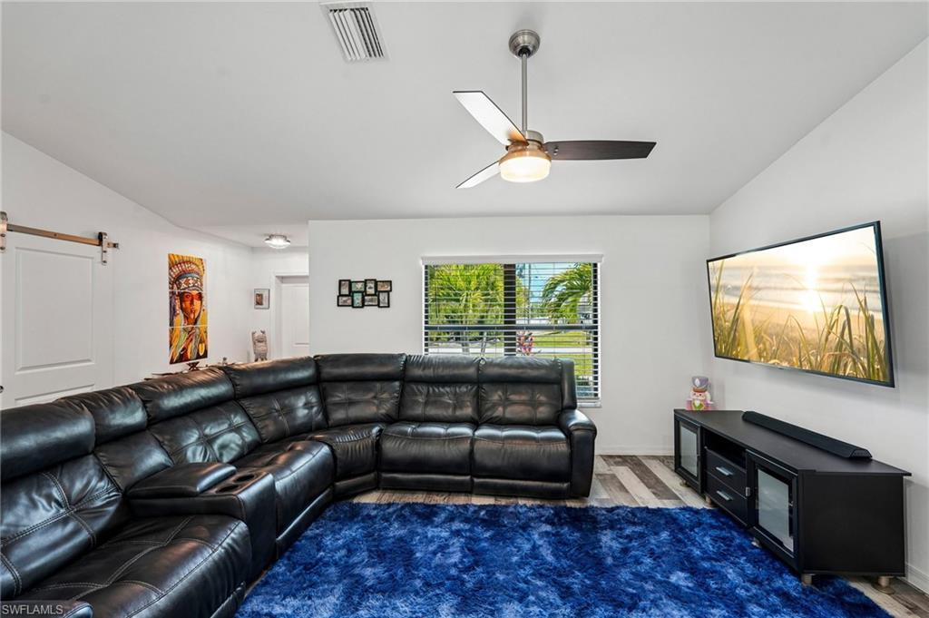Image 3: Main side Living Room