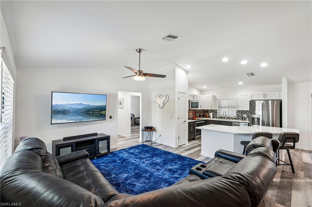 Image 4: Main side Living Room
