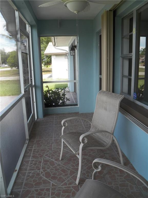 Image 3: Screened entry with tile floor