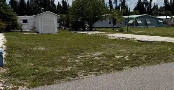 Image 4: l2' x 80 'Lot site from road
