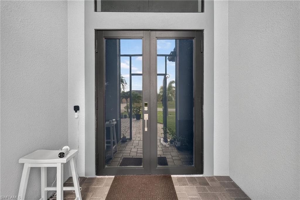 Image 4: Exterior entry
