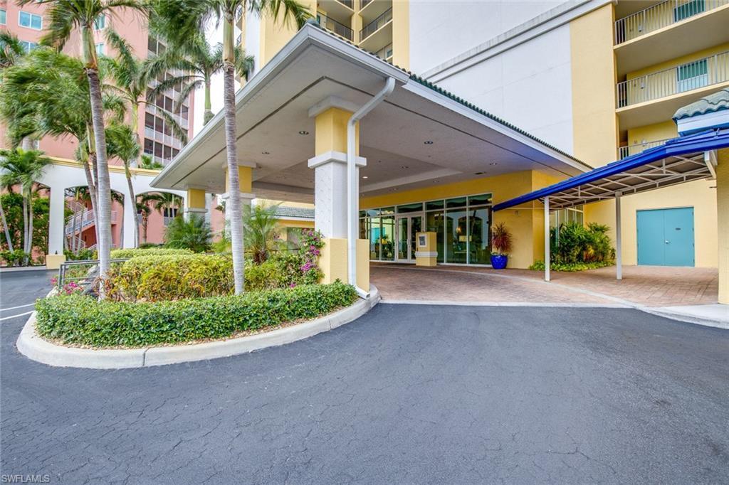 Image 4: Lobby entrance