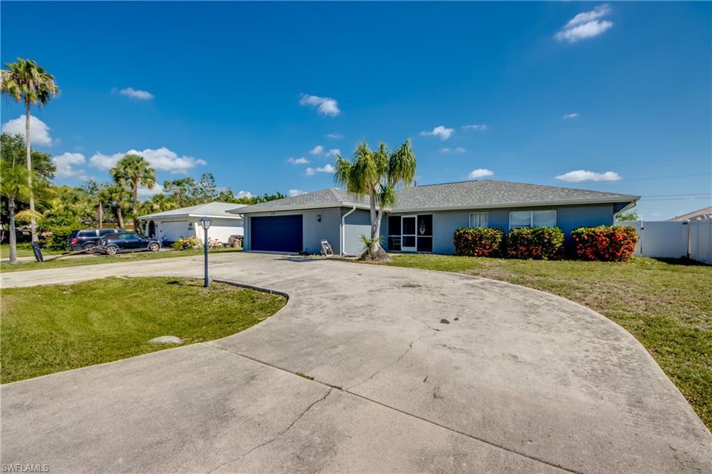 Image 2: Huge circular driveway for added convenience and parking