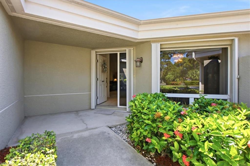Image 3: Spacious entryway