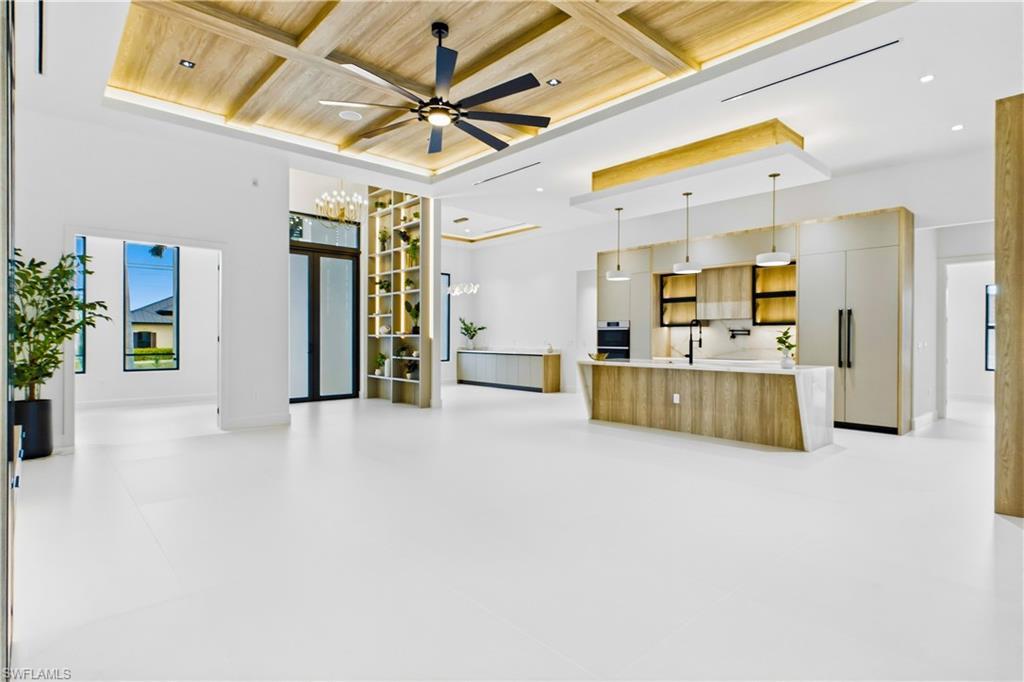 Image 2: High-end finishes - Bright & open layout w/ 72x41 Spanish porcelain tile