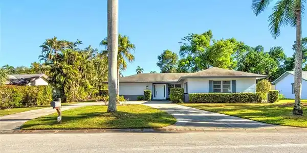 5661 Eichen CIR E