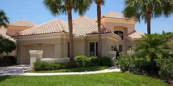 3370 Riviera Lakes