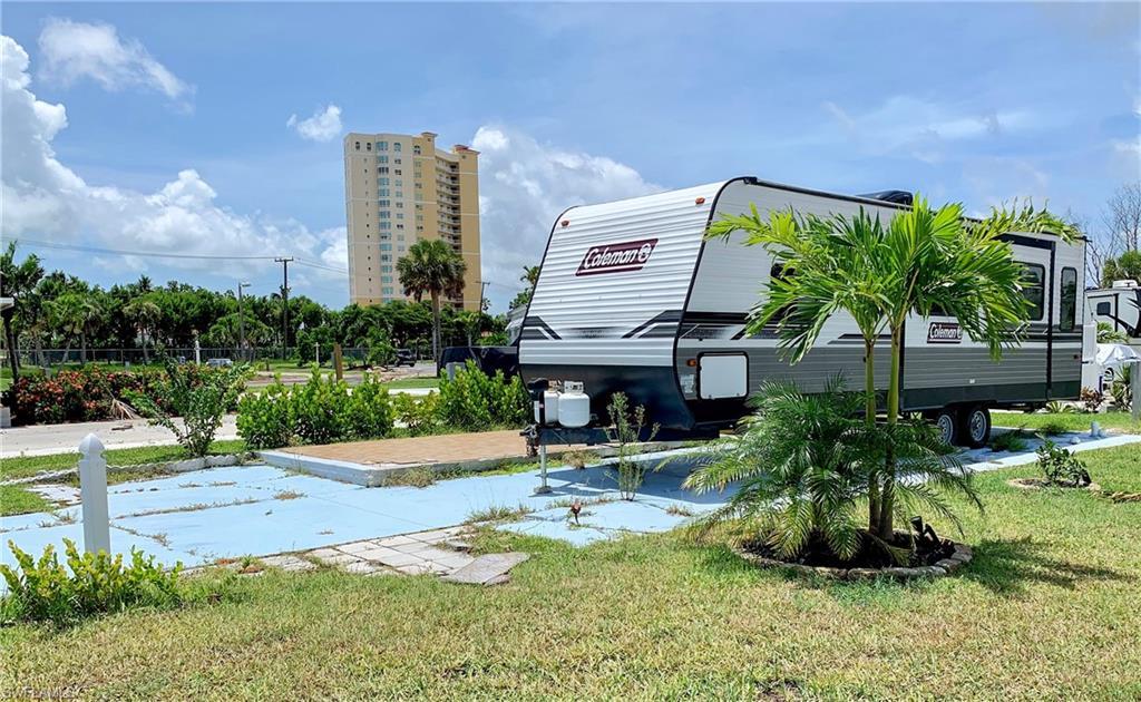 Image 3: Side view with great landscaping