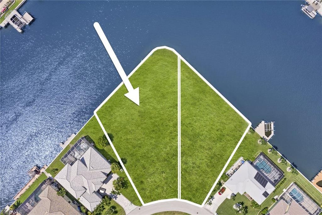 Image 1: This is the lot for sale, however, it can only be sold together with the adjacent smaller lot.