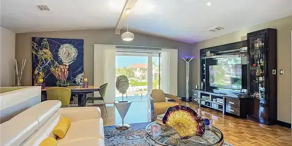 10242 Vanderbilt DR