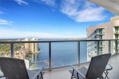 3000 Oasis Grand BLVD