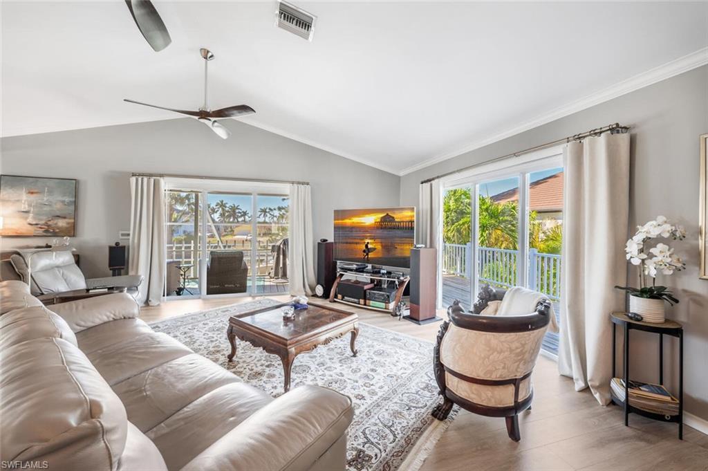 Image 4: Living Room