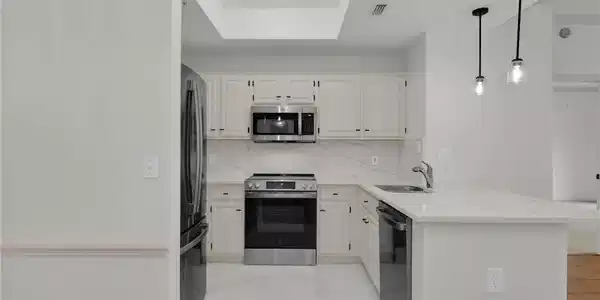 Image 4: Kitchen