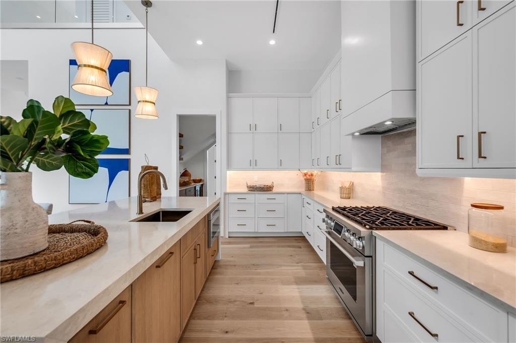 Image 4: Kitchen - View 2 (gas range)