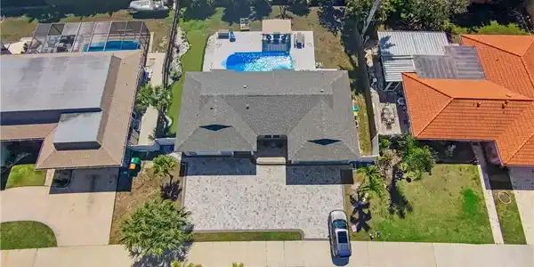 Image 2: Bird's eye view of a pool