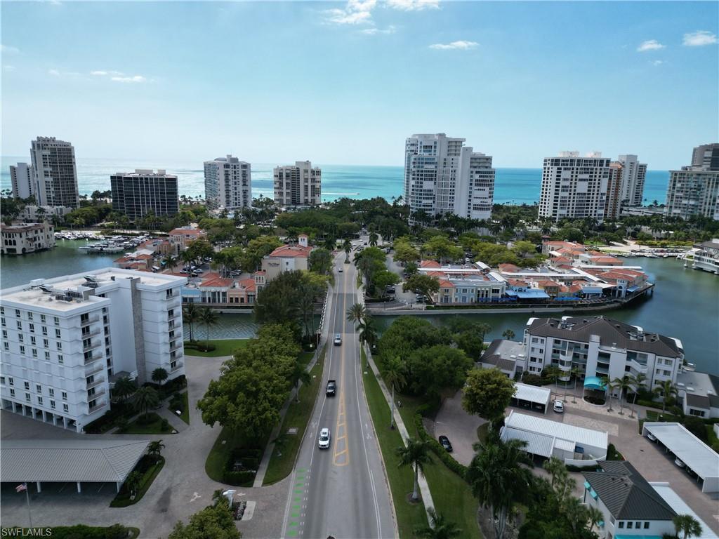 Image 3: At walking distance to Venetian Village restaurants and shops