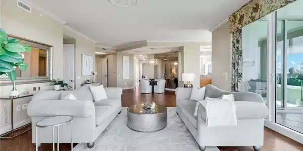 Image 2: Spacious living room  overlooking the bay & gulf