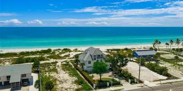 Image 2: Oversized  Gulf front property - Virtually Edited