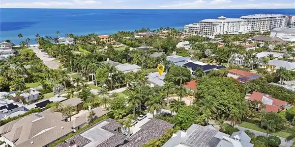 Image 2: Located 6 doors from the Gulf on a quiet street and just a few blocks from the brand new Four Seasons resort